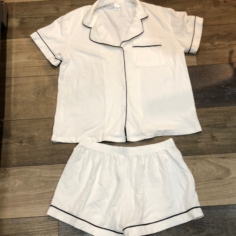 NWOT-Amazon Essentials Pajama Set White/ Navy Large